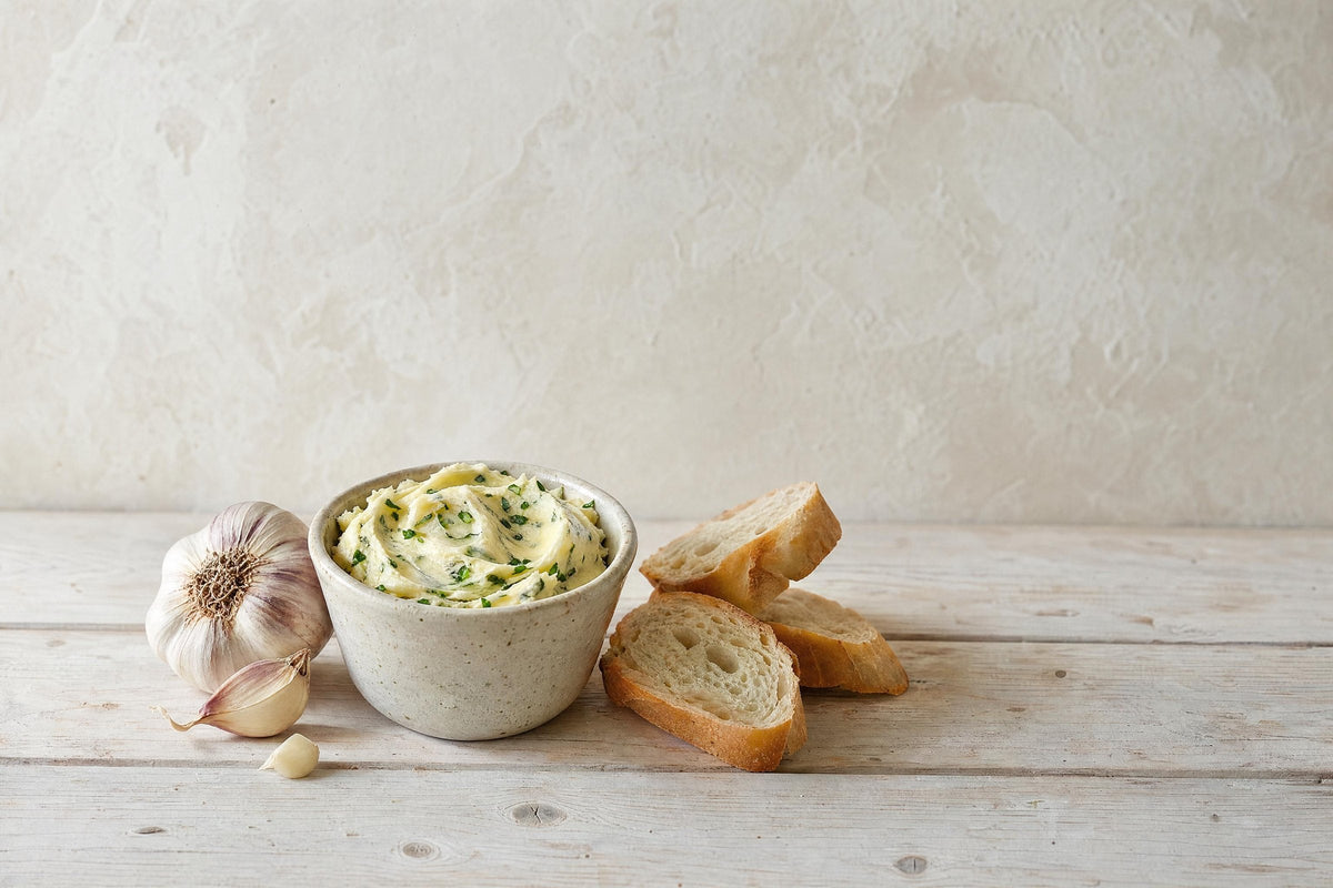 Knoblauchbutter mit frischen Kräutern