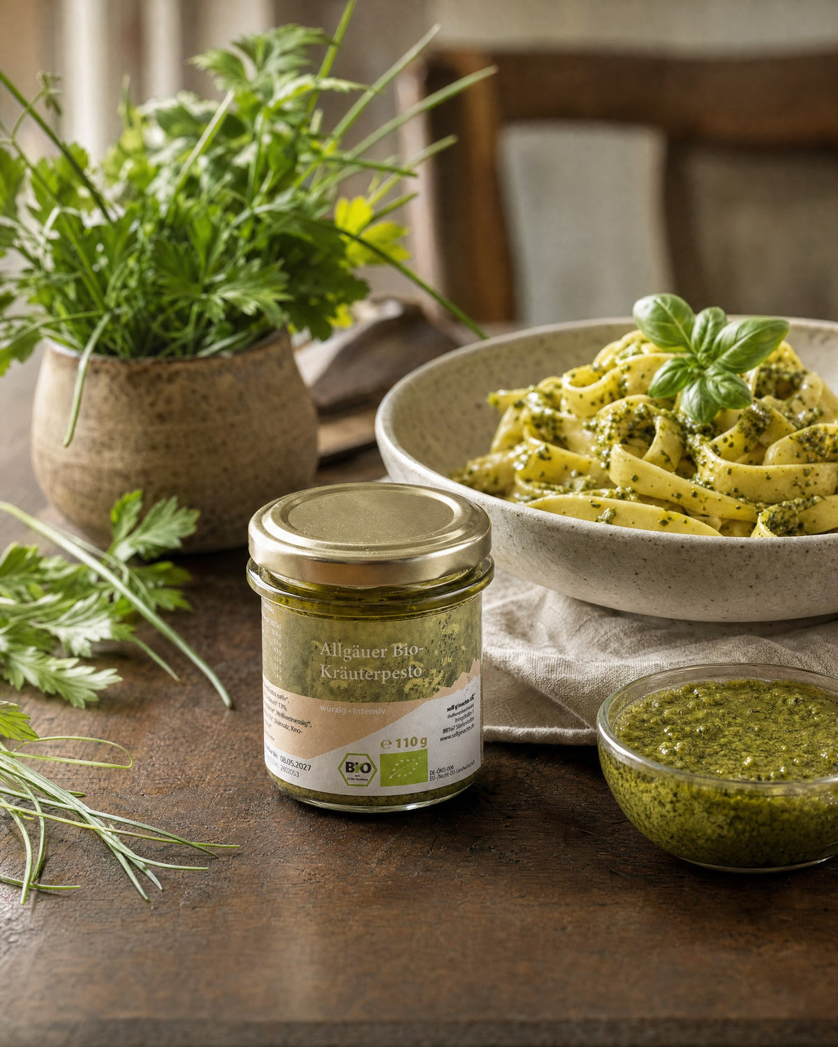 sell g'machts Allgäuer Bio Kräuterpesto neben Bandnudeln mit Kräuterpesto und frischen Gartenkräutern
