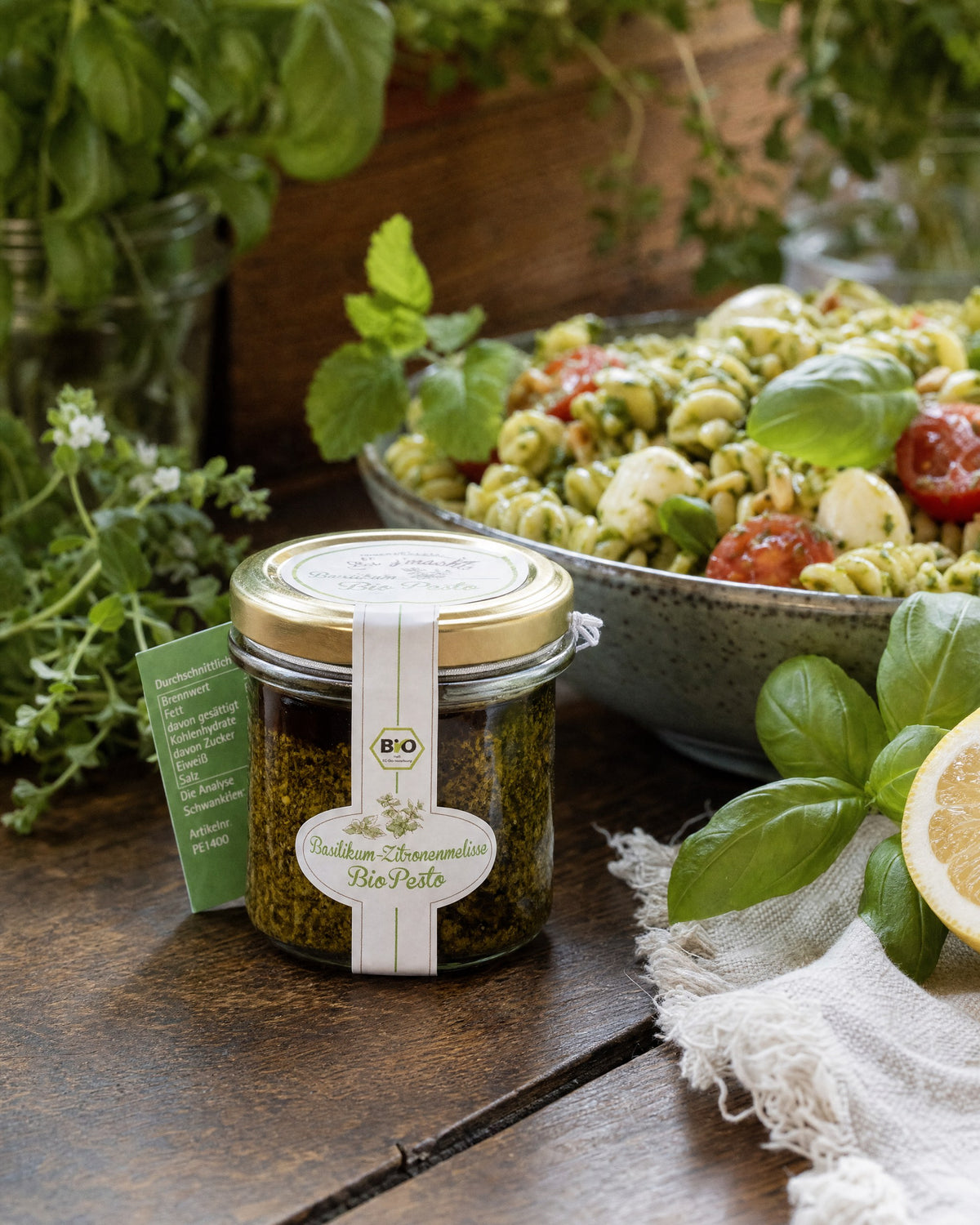 sell g'machts Basilikum-Zitronenmelisse Bio-Pesto neben einem Nudelsalat mit Basilikum, Zitronenmelisse und Zitrone