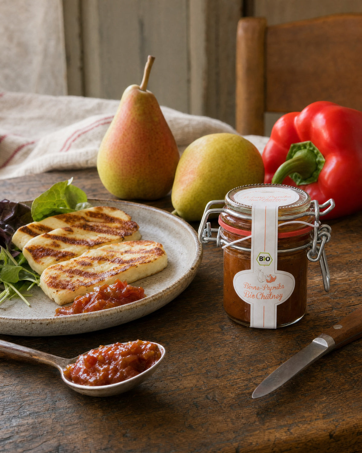 sell g'machts Birne-Paprika Bio-Chutney mit gegrilltem Käse, reifen Birnen und roter Paprika