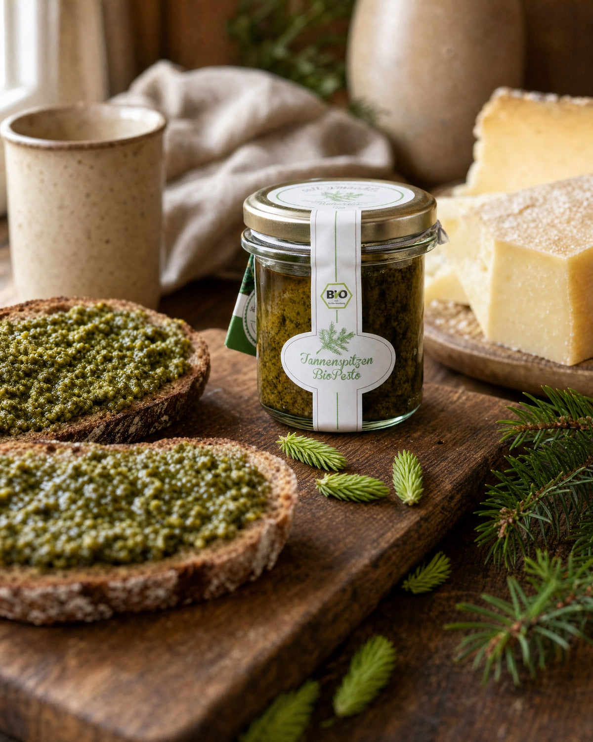 sell g'machts Tannenspitzen Bio-Pesto mit Bauernbrot, jungen Fichtentrieben und Bergkäse auf einem Holzbrett